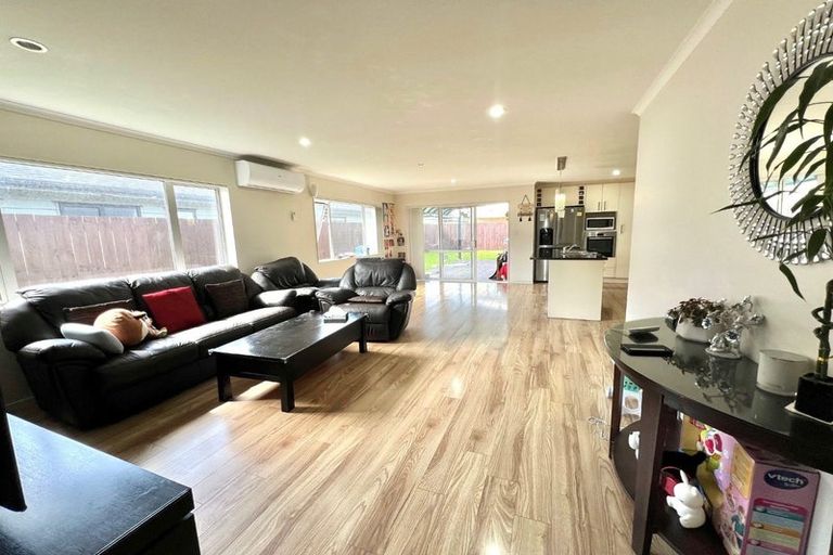 Photo of property in 15 Yatterina Avenue, Takanini, 2112