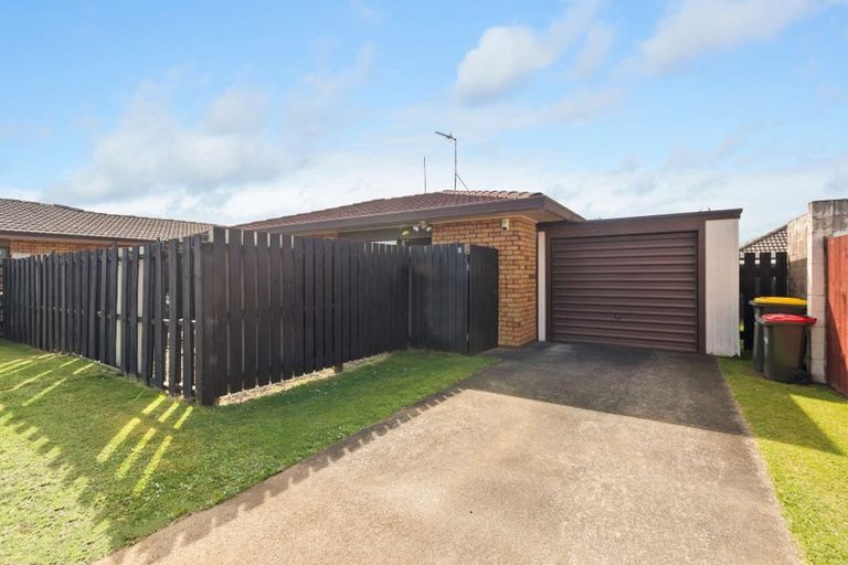 Photo of property in 2/10 Wellington Street, Papakura, 2110