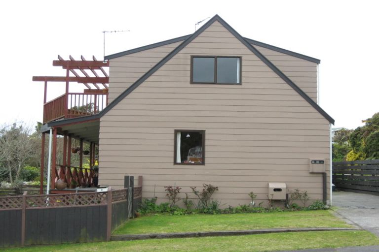 Photo of property in 3 Lindaver Grove, Merrilands, New Plymouth, 4312