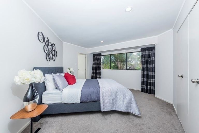 Photo of property in 11 Raphael Place, West Harbour, Auckland, 0618
