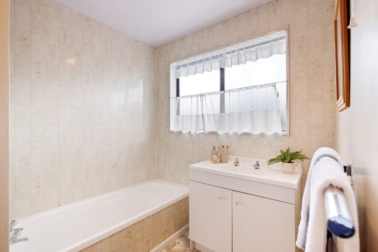 Photo of property in 121 Prestons Road, Redwood, Christchurch, 8051