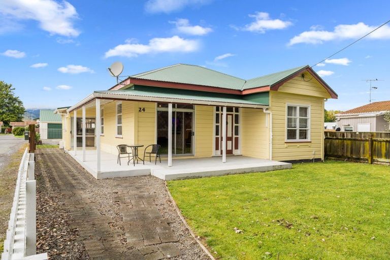Photo of property in 24 Domain Road, Otaki, 5512