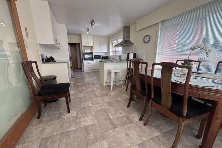 Photo of property in 18 Lyndhurst Road, Te Atatu South, Auckland, 0610