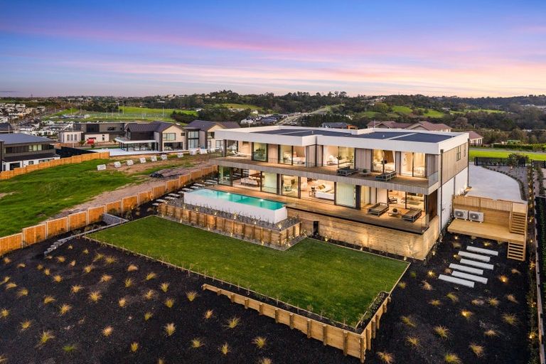 Photo of property in 15 Ridgelea Road, Long Bay, 0792