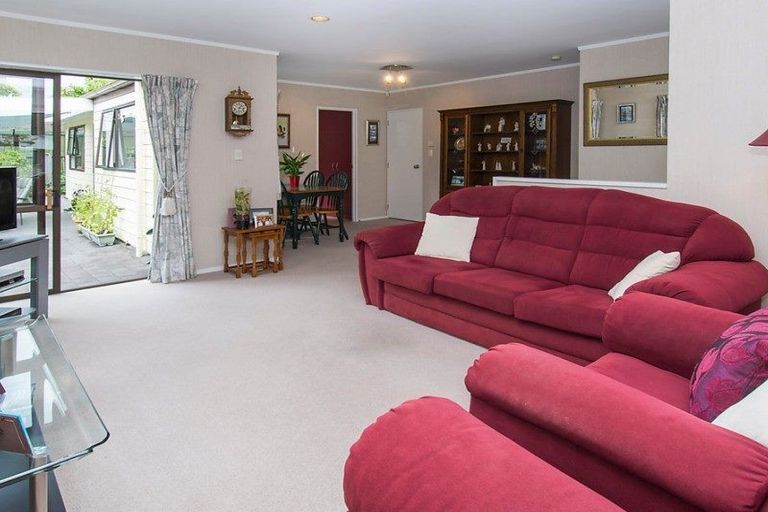 Photo of property in 9 Woodview Rise, Botany Downs, Auckland, 2010