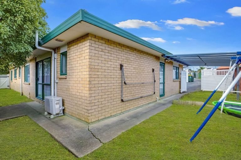 Photo of property in 17 Glenveagh Park Drive, Weymouth, Auckland, 2103