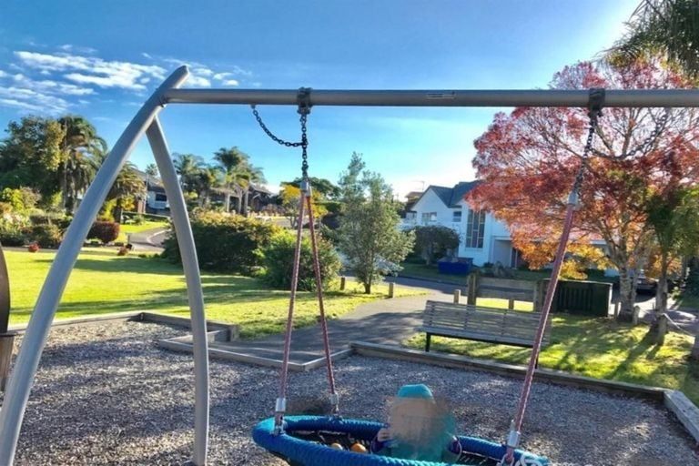 Photo of property in 10 Oakpark Place, West Harbour, Auckland, 0618