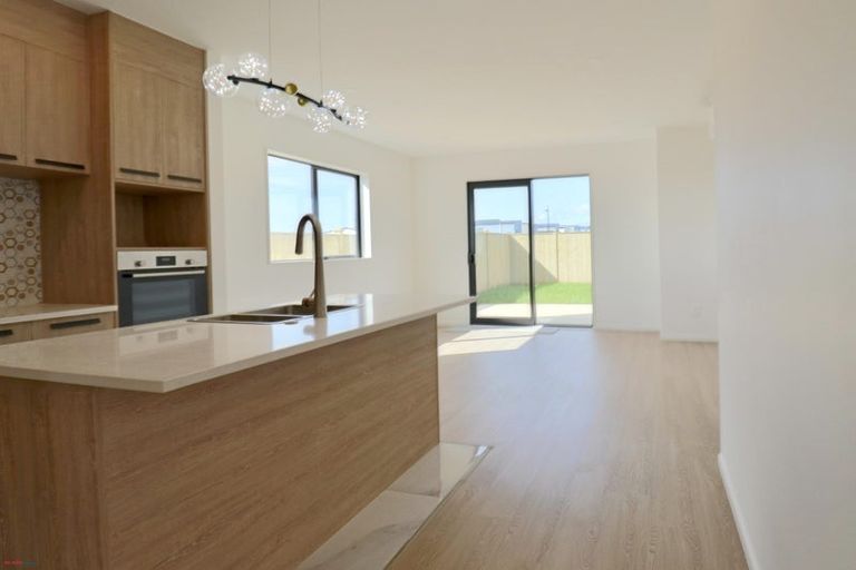 Photo of property in 25 Woven Place, Karaka, Papakura, 2113