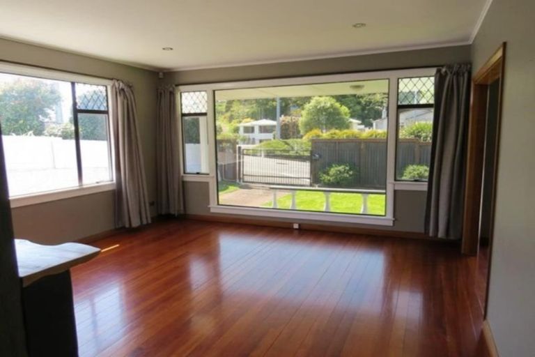 Photo of property in 4 Awanui Street, Merrilands, New Plymouth, 4312