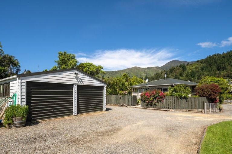 Photo of property in 169 Waikawa Road, Picton, 7220
