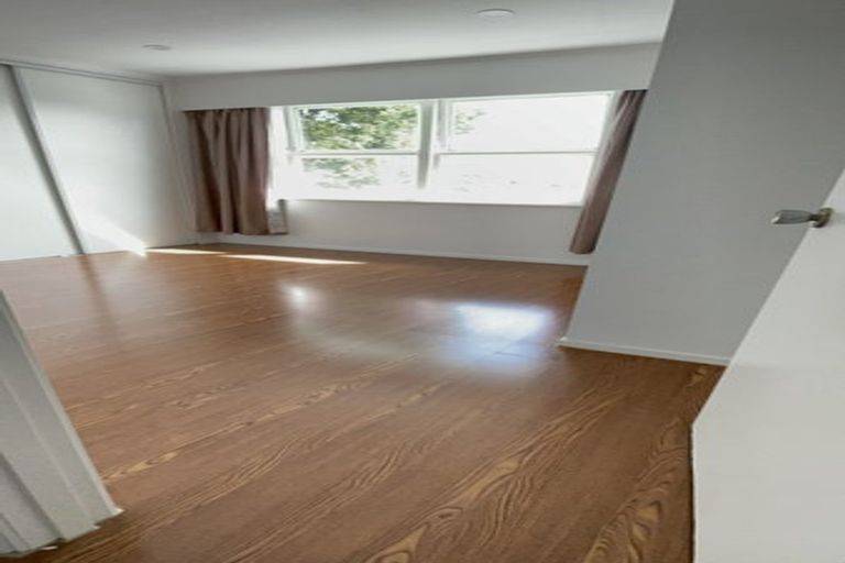 Photo of property in 372 Glenfield Road, Glenfield, Auckland, 0629