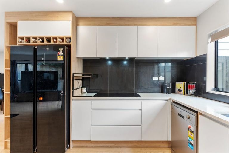 Photo of property in 86a Kelman Road, Kelston, Auckland, 0602