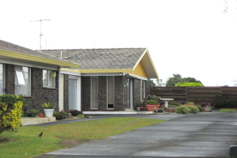 Photo of property in 1/82 Rosehill Drive, Rosehill, Papakura, 2113