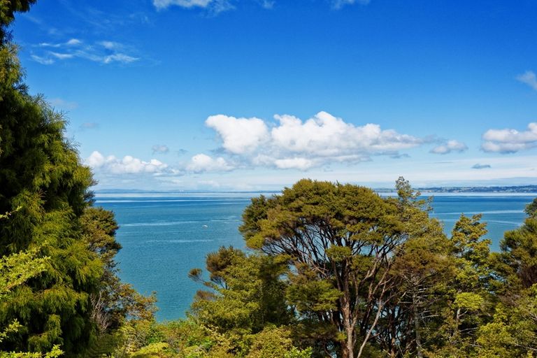 Photo of property in 27 Opou Road, Titirangi, Auckland, 0604