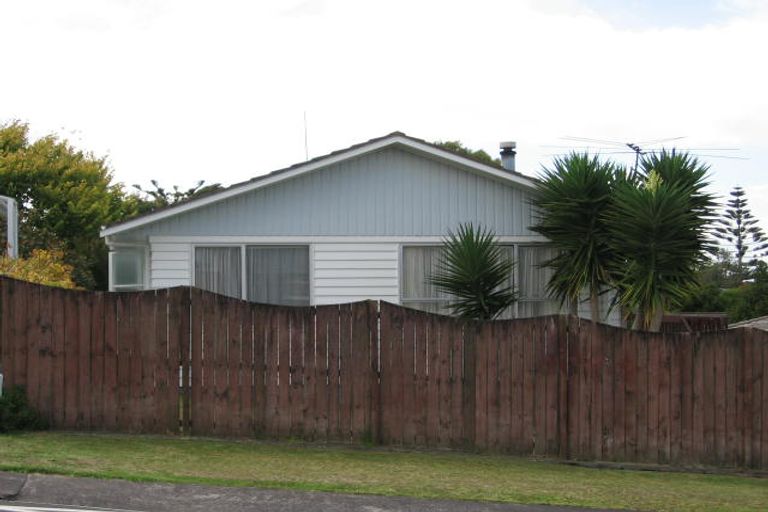Photo of property in 1/2 Butterworth Drive, Glendene, Auckland, 0602