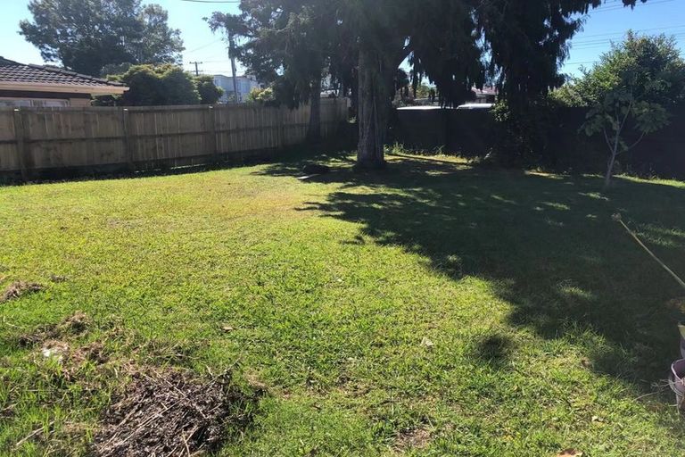 Photo of property in 90 Golf Road, New Lynn, Auckland, 0600