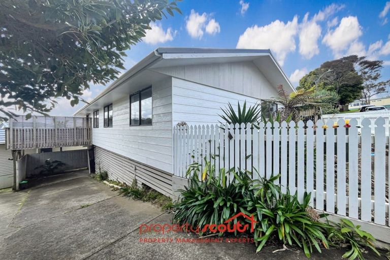 Photo of property in 25 Lilburn Crescent, Massey, Auckland, 0614