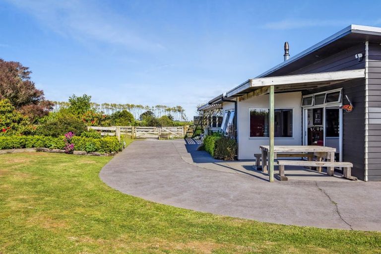 Photo of property in 5674 Mountain Road, Normanby, Hawera, 4673
