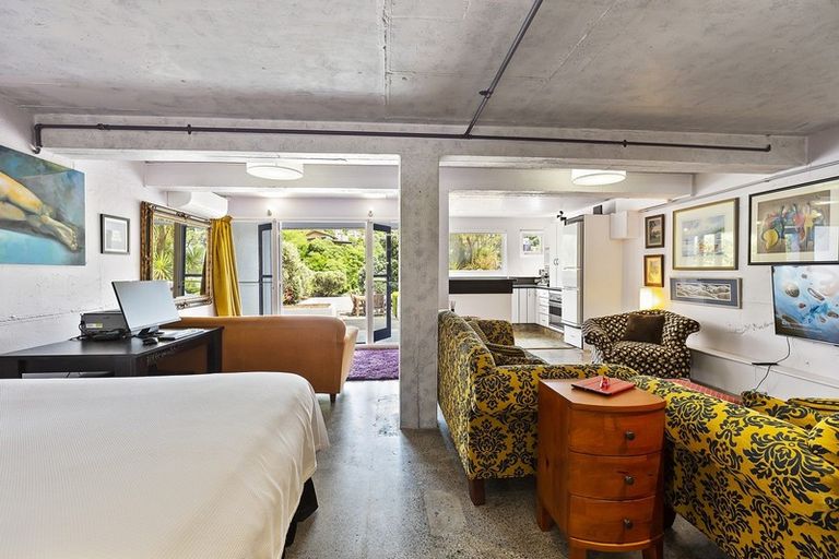 Photo of property in 29 Kellsmere Crescent, Island Bay, Wellington, 6023