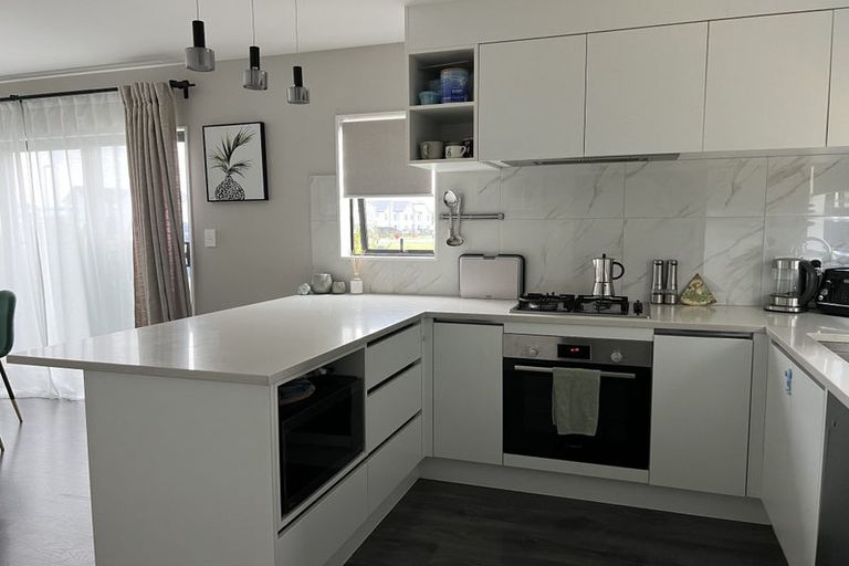 Photo of property in 11 Lumbarda Drive, Kumeu, 0810