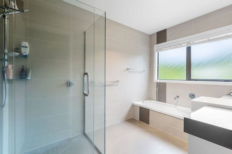 Photo of property in 10 Parawera Drive, Acacia Bay, Taupo, 3330