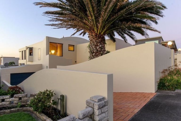 Photo of property in 19 Hamblyn Street, Strandon, New Plymouth, 4312