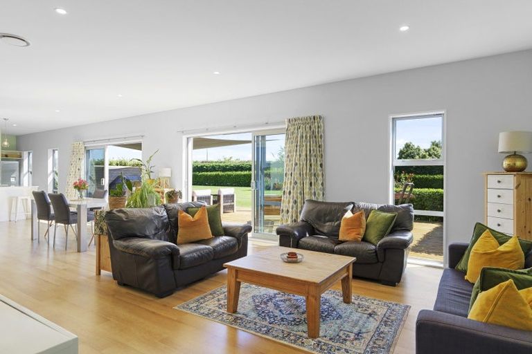 Photo of property in 14 Whitcombe Place, Darfield, 7571