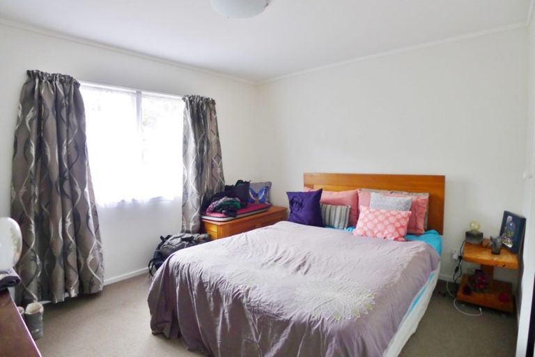 Photo of property in 2/33 Easton Parade, Glenfield, Auckland, 0629