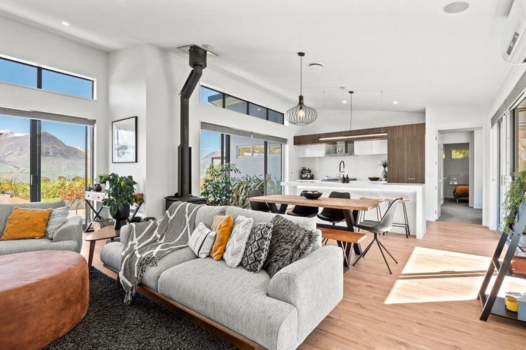 Photo of property in 13 Fantail Lane, Mount Creighton, Queenstown, 9371
