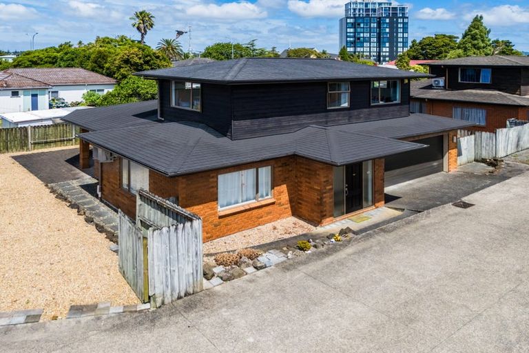 Photo of property in 10b Lincoln Road, Henderson, Auckland, 0610