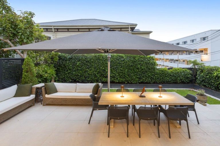 Photo of property in 18 Austin Street, Mount Victoria, Wellington, 6011