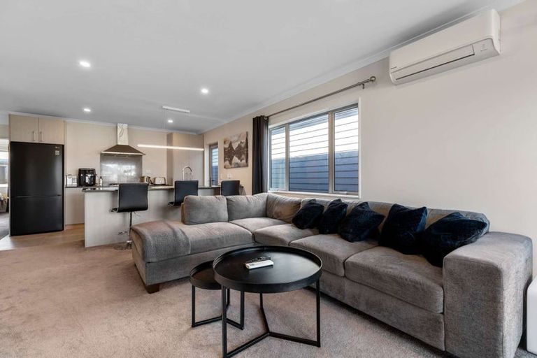 Photo of property in 13 Whareatua Avenue, Takanini, 2112