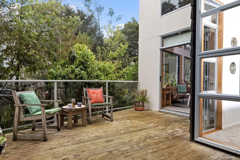 Photo of property in 6 Poturi Streams Avenue, Titirangi, Auckland, 0604