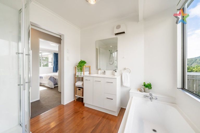 Photo of property in 127 Holborn Drive, Stokes Valley, Lower Hutt, 5019