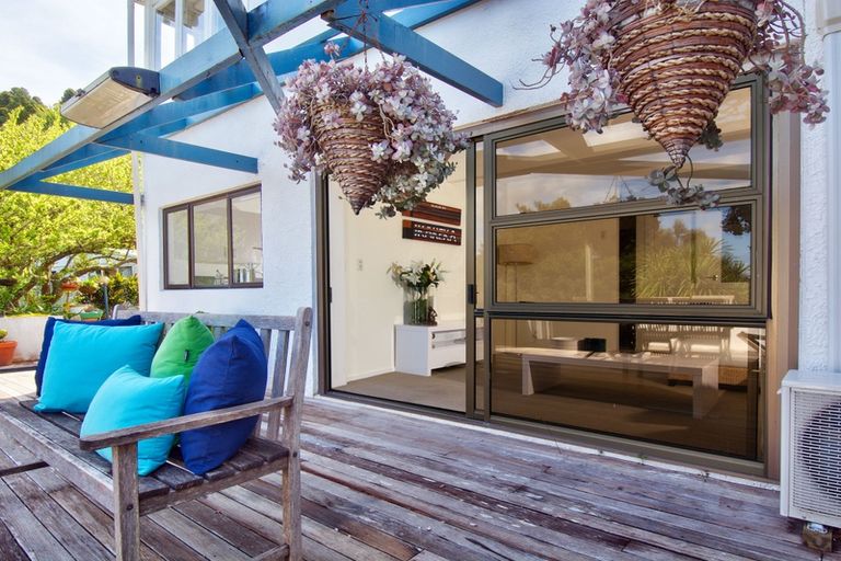 Photo of property in 27 Opou Road, Titirangi, Auckland, 0604