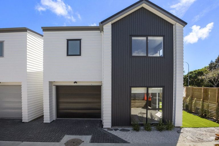 Photo of property in 47a Gossamer Drive, Pakuranga Heights, Auckland, 2010