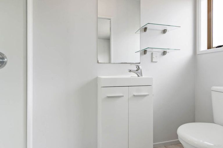 Photo of property in 7b Woodbank Drive, Glen Eden, Auckland, 0602