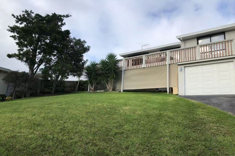 Photo of property in 32 Exeter Place, Unsworth Heights, Auckland, 0632