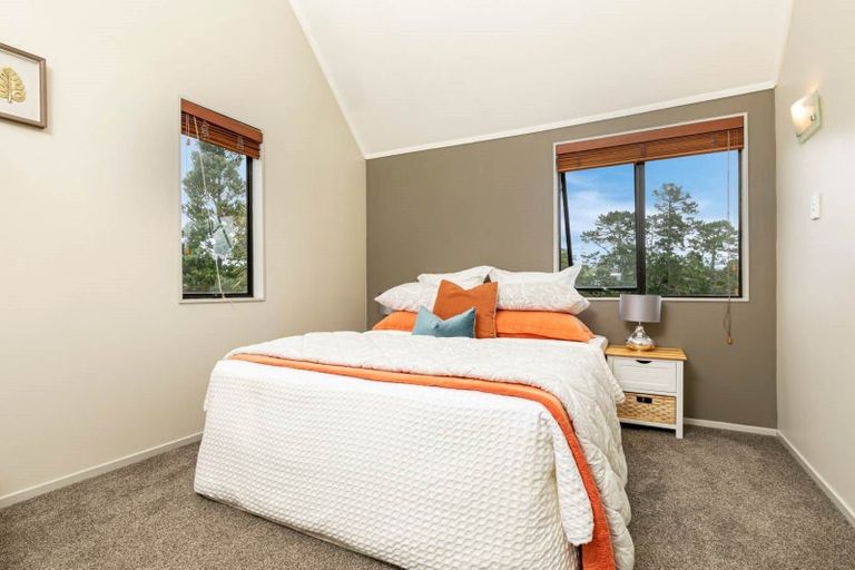 Photo of property in 33 Waipuia Place, Greenhithe, Auckland, 0632