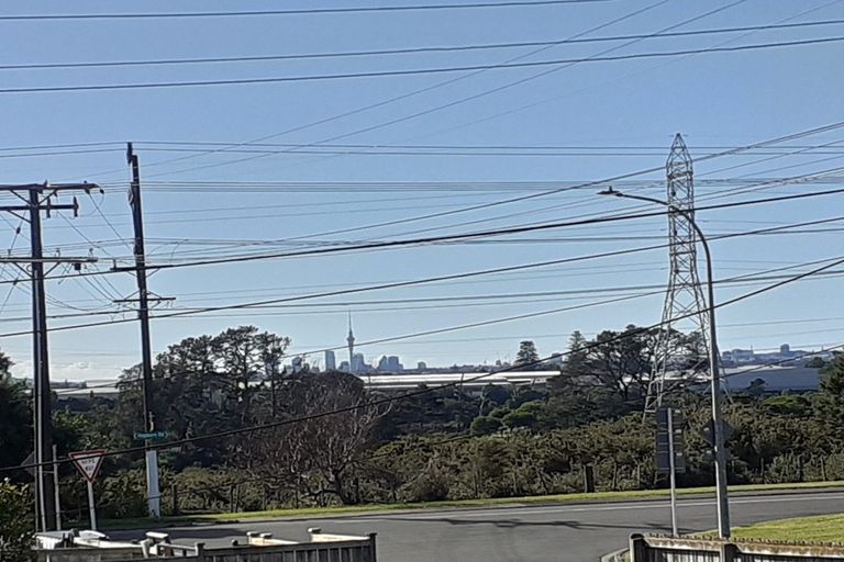 Photo of property in 9 Barrys Road, Glendene, Auckland, 0602