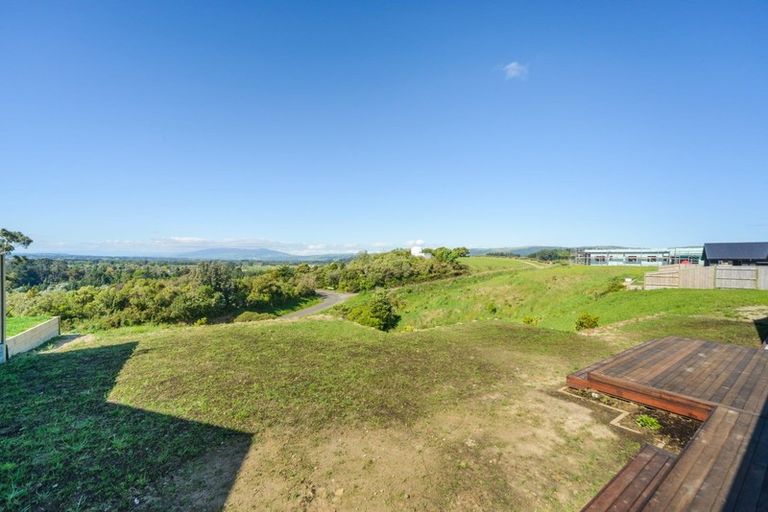 Photo of property in 48 Vaucluse Heights, Fitzherbert, Palmerston North, 4410