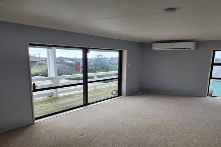 Photo of property in 2/23 Weldene Avenue, Glenfield, Auckland, 0629