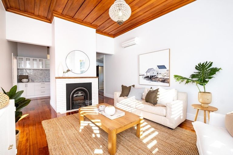 Photo of property in 15 Lawrence Road, Hospital Hill, Napier, 4110