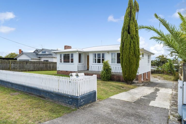 Photo of property in 41 St Leonards Road, Kelston, Auckland, 0602