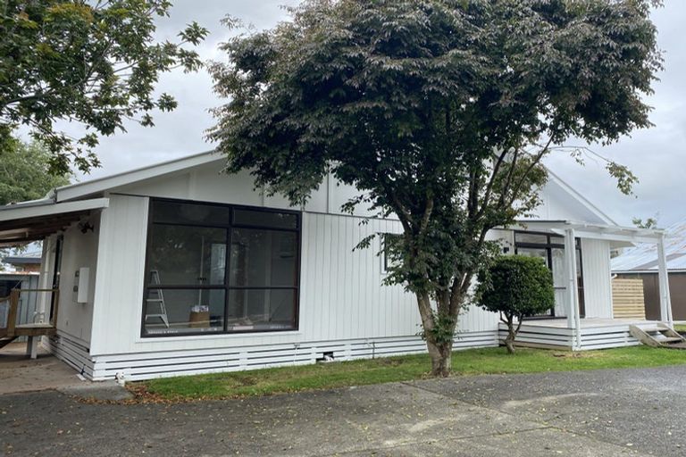 Photo of property in 5/25a Beach Road, Te Atatu Peninsula, Auckland, 0610