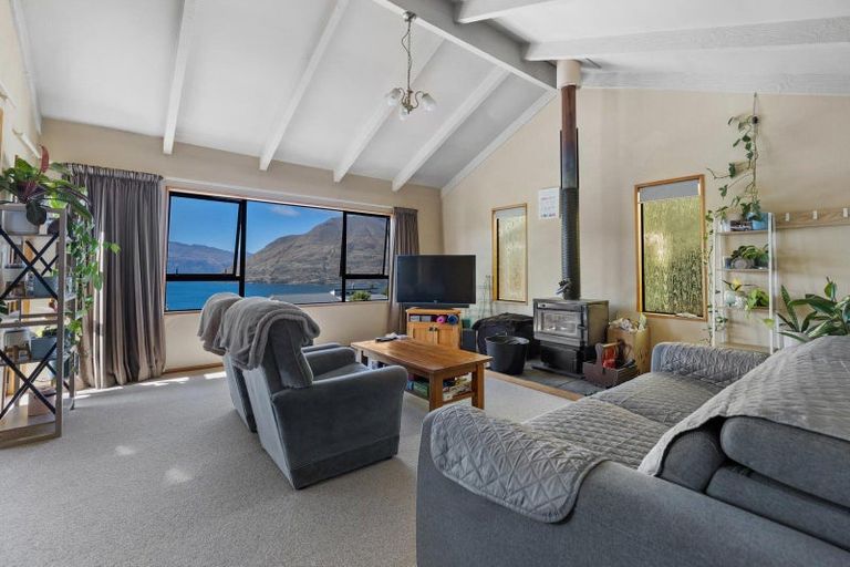 Photo of property in 48 Wynyard Crescent, Fernhill, Queenstown, 9300