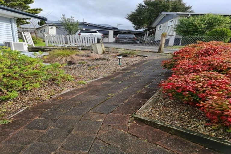 Photo of property in 11 Rerewai Place, Kelston, Auckland, 0602