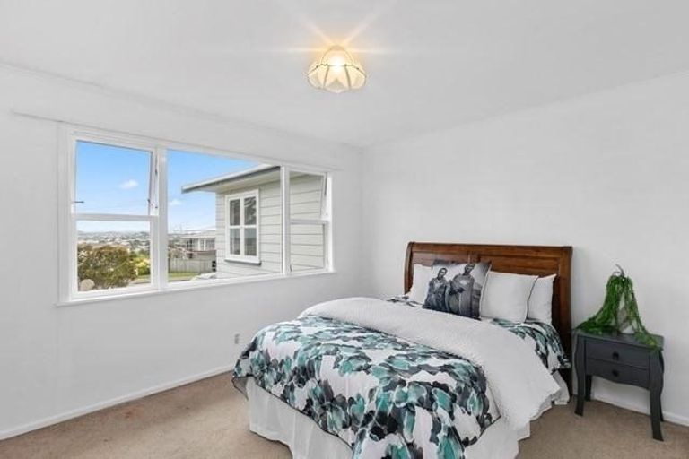 Photo of property in 25 Brooker Grove, Newlands, Wellington, 6037