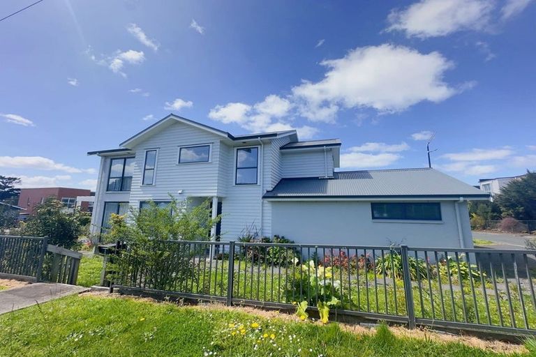 Photo of property in 2 Manutewhau Road, Massey, Auckland, 0614