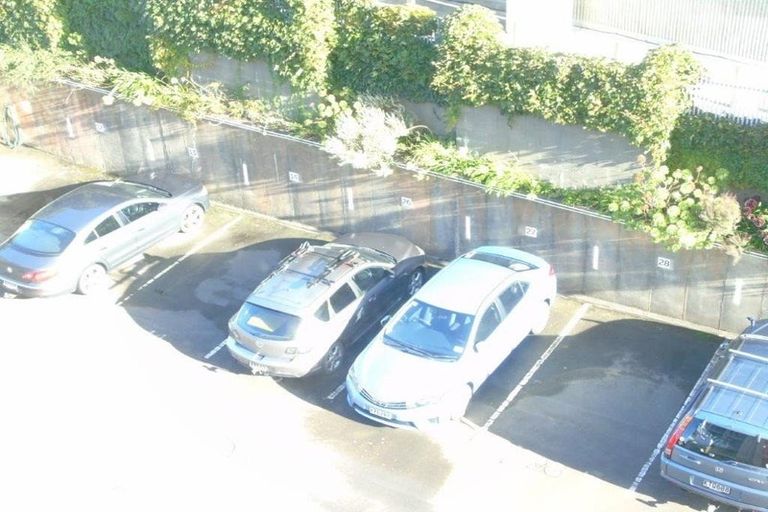 Photo of property in Hobson Court Flats, 42/70 Hobson Street, Thorndon, Wellington, 6011